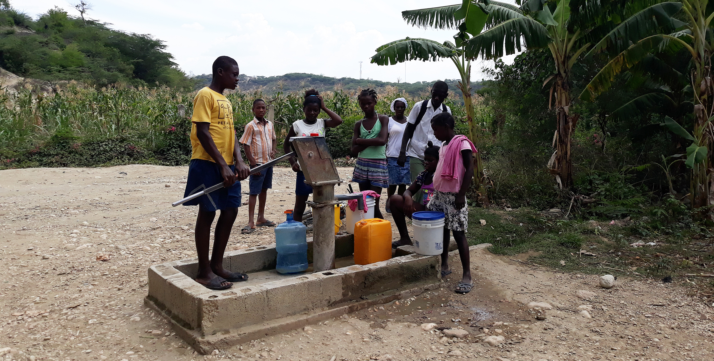 Jóvenes de Haití realizando la provisión de agua.
