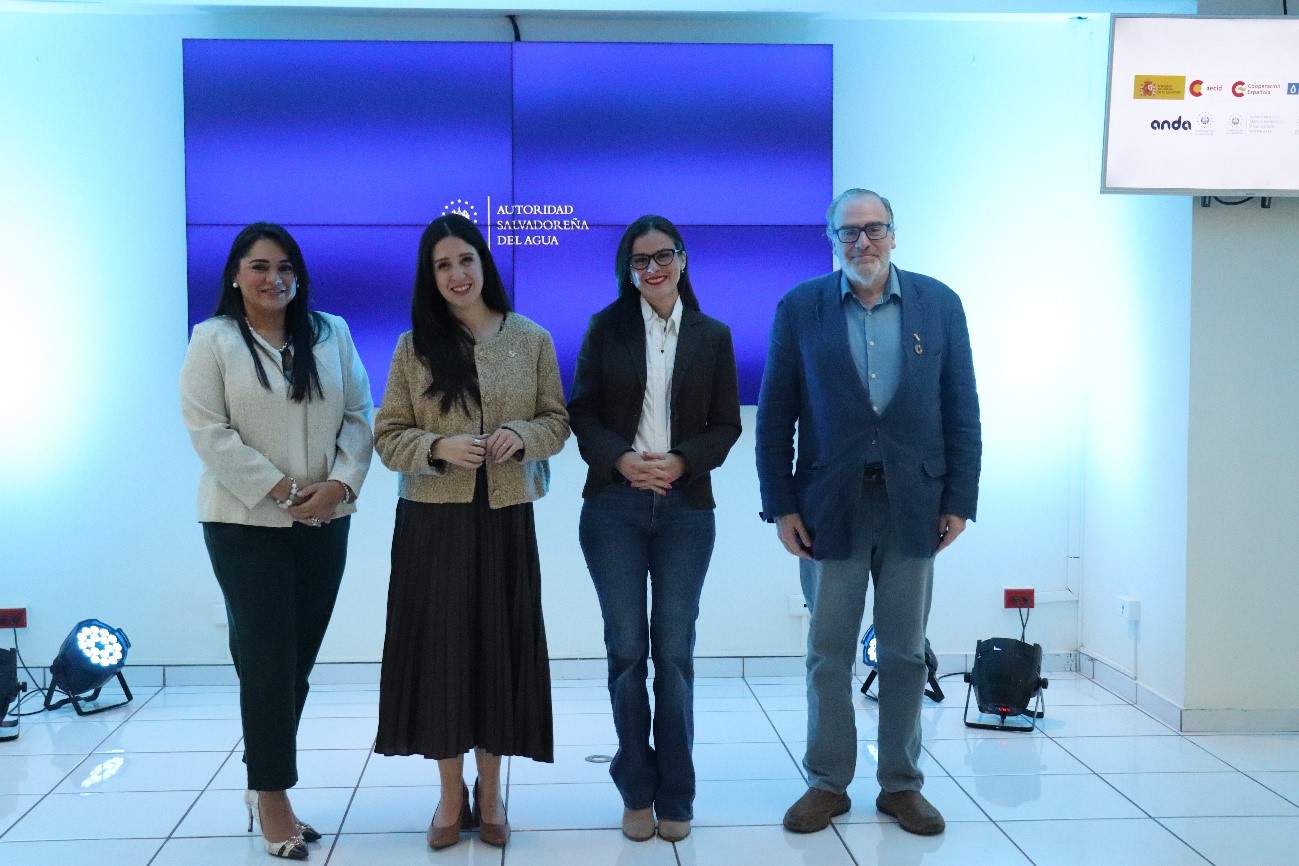 De izqda. a dcha.: la presidenta de la Autoridad Salvadoreña del Agua, la viceministra de Relaciones Exteriores, la directora de la Agencia de El Salvador para la Cooperación Internacional, y el coordinador general de la Oficina de la Cooperación Española en el país.