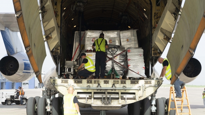 Operarios metiendo mercancía en avión